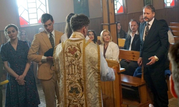 Twórcy nie zdradzają scenariusza. Ks. Kotlarza gra Mirosław Baka, a Artur Żmijewski nie będzie ojcem Mateuszem, lecz postacią z drugiej strony barykady