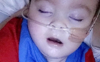 Alfie Evans wciąż walczy o życie