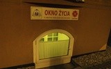 Kilkudniowa dziewczynka w oknie życia!