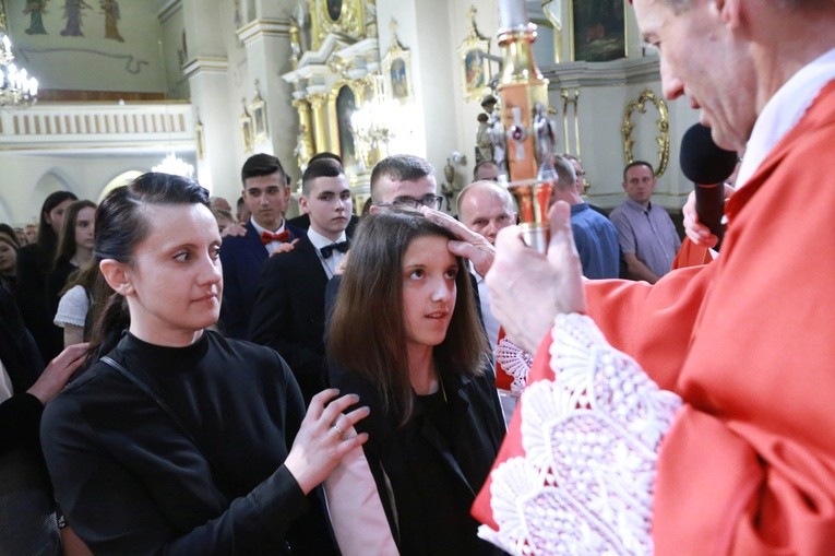 Bierzmowanie w par. św. Jadwigi w Dębicy