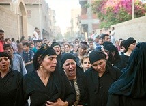 Pogrzeb ofiar agresji przeciwko chrześcijańskim Koptom w Minya (Egipt).