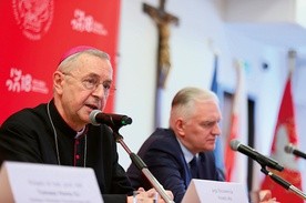 Przewodniczący KEP abp Stanisław Gądecki i wicepremier Jarosław Gowin podczas konferencji.