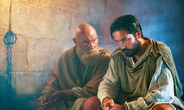 Paweł Apostoł (James Faulkner) i św. Łukasz (Jim Caviezel) w więziennej celi.