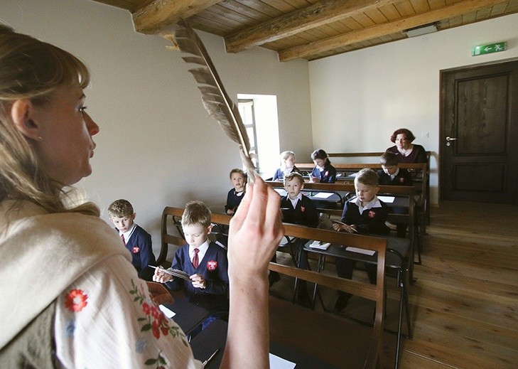 Anna Taukiń prowadzi zajęcia z kaligrafii z pierwszoklasistami ze wsi Rukojnie.