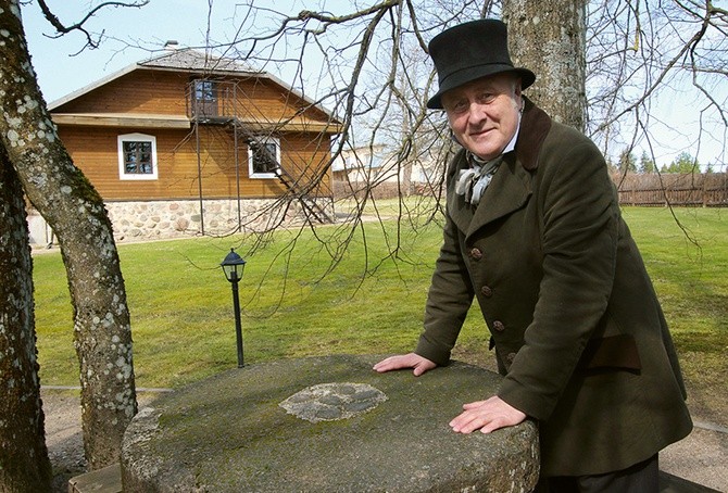 Józef Szostakowski oprowadza po muzeum w stroju, jaki odświętnie nosił Syrokomla.