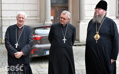 Biskupi tuż przed zwiedzaniem świdnickiej katedry.
