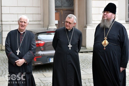 Biskupi tuż przed zwiedzaniem świdnickiej katedry.