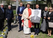 Uczestnicy uroczystości przy pomniku smoleńskim w Niepokalanowie