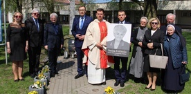 Uczestnicy uroczystości przy pomniku smoleńskim w Niepokalanowie