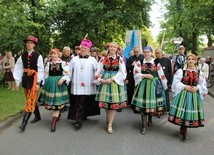 Pątnicy w strojach łowickich z bp. Józefem Zawitkowskim