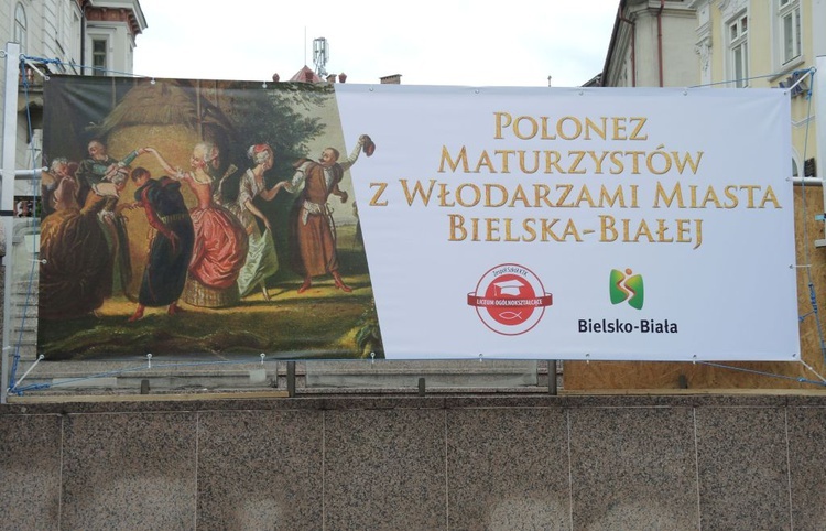 Polonez maturzystów na pl. Chrobrego w Bielsku-Białej