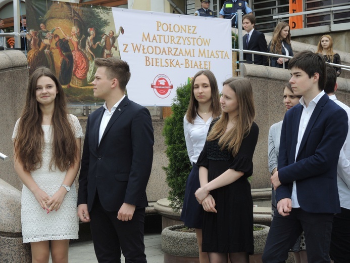 Polonez maturzystów na pl. Chrobrego w Bielsku-Białej