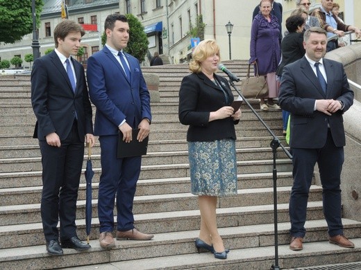 Polonez maturzystów na pl. Chrobrego w Bielsku-Białej