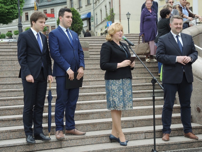 Polonez maturzystów na pl. Chrobrego w Bielsku-Białej