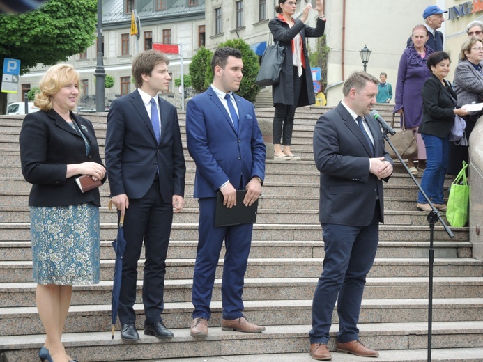 Polonez maturzystów na pl. Chrobrego w Bielsku-Białej