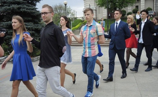 Polonez maturzystów na pl. Chrobrego w Bielsku-Białej