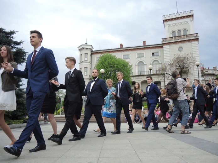 Polonez maturzystów na pl. Chrobrego w Bielsku-Białej