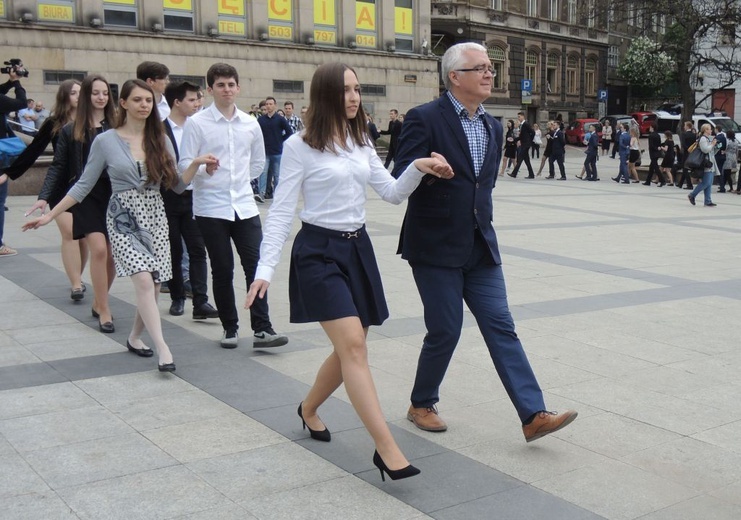 Polonez maturzystów na pl. Chrobrego w Bielsku-Białej