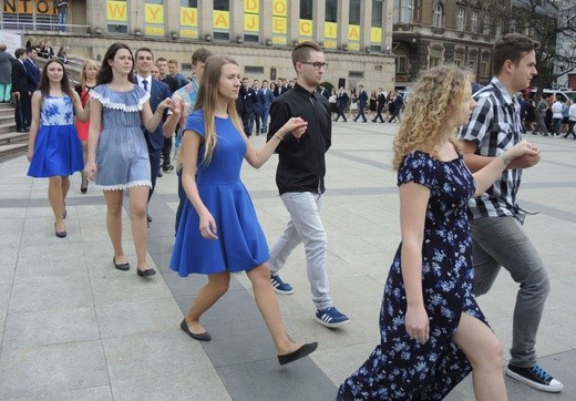 Polonez maturzystów na pl. Chrobrego w Bielsku-Białej