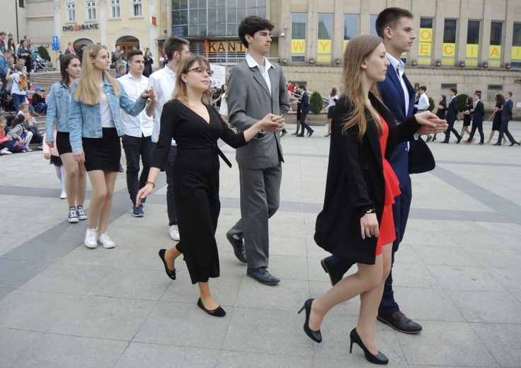 Polonez maturzystów na pl. Chrobrego w Bielsku-Białej