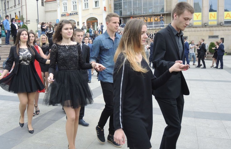 Polonez maturzystów na pl. Chrobrego w Bielsku-Białej