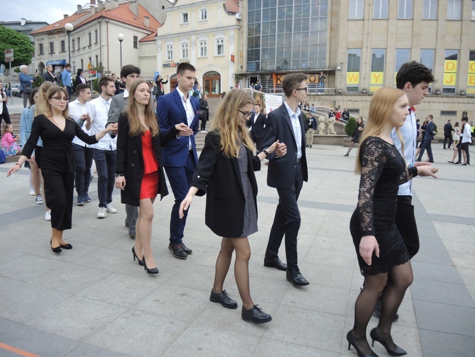 Polonez maturzystów na pl. Chrobrego w Bielsku-Białej