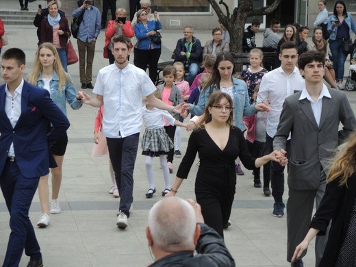 Polonez maturzystów na pl. Chrobrego w Bielsku-Białej