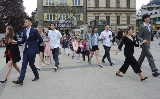 Polonez maturzystów na pl. Chrobrego w Bielsku-Białej