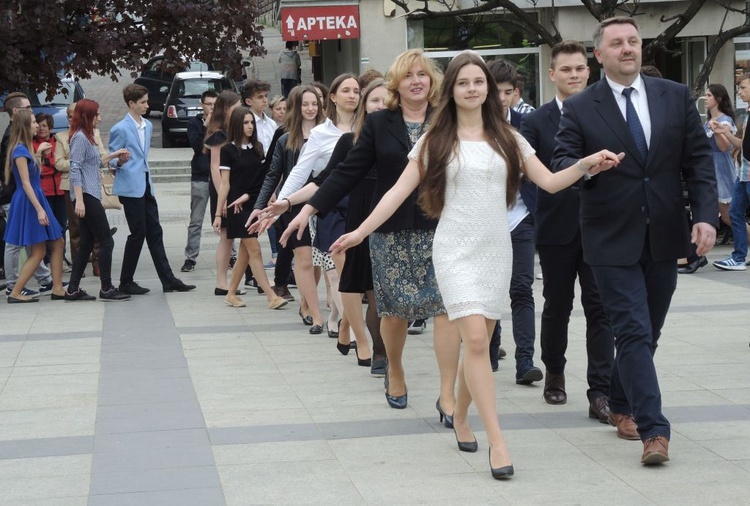 Polonez maturzystów na pl. Chrobrego w Bielsku-Białej