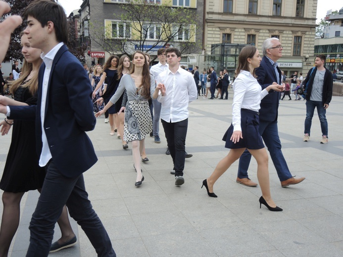 Polonez maturzystów na pl. Chrobrego w Bielsku-Białej