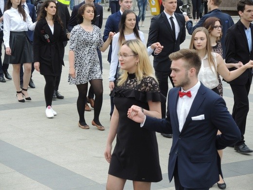Polonez maturzystów na pl. Chrobrego w Bielsku-Białej