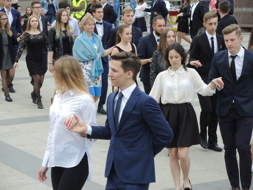 Polonez maturzystów na pl. Chrobrego w Bielsku-Białej