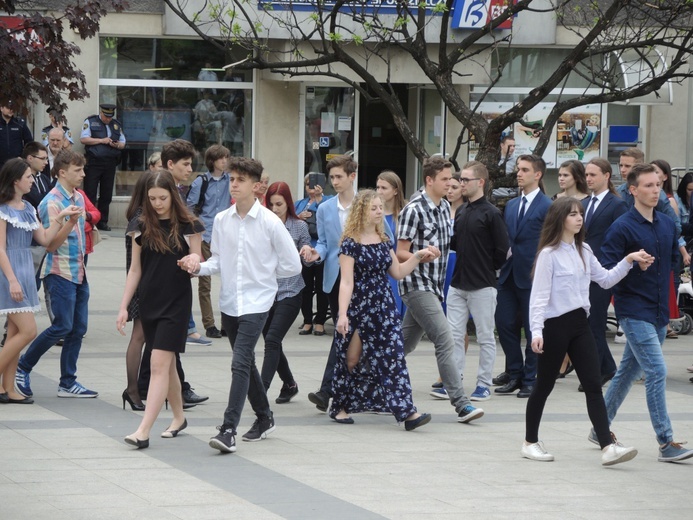 Polonez maturzystów na pl. Chrobrego w Bielsku-Białej