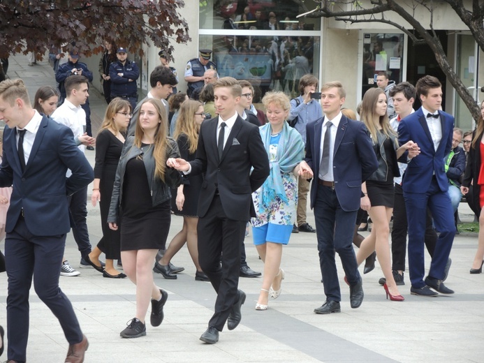 Polonez maturzystów na pl. Chrobrego w Bielsku-Białej