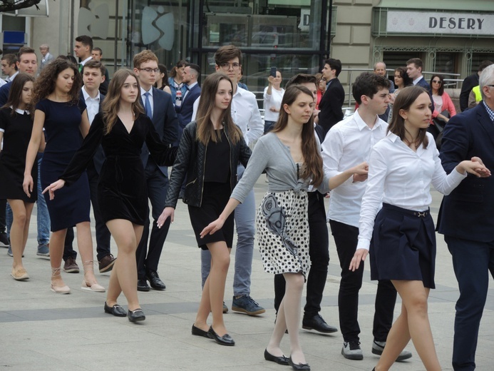 Polonez maturzystów na pl. Chrobrego w Bielsku-Białej