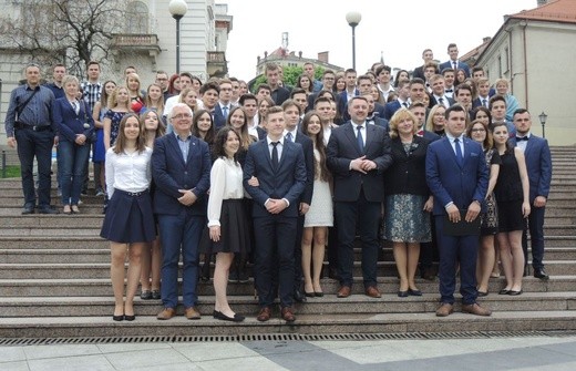 Polonez maturzystów na pl. Chrobrego w Bielsku-Białej