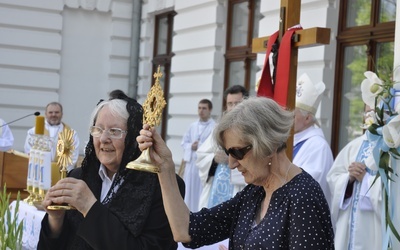 Podobnie jak w latach ubiegłych tak i w tym roku w spotkaniu będą uczestniczyły w swoich relikwiach święte i błogosławione niewiasty.