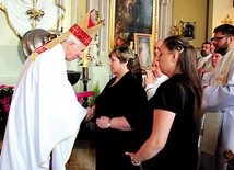 Biskup Dziuba wręcza pamiątkowy grawerton mamie  śp. Michała Wieczorka.