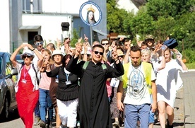 Do sanktuarium Matki Bożej Cierpliwie Słuchającej pielgrzymują ludzie w różnym wieku i różnych profesji.