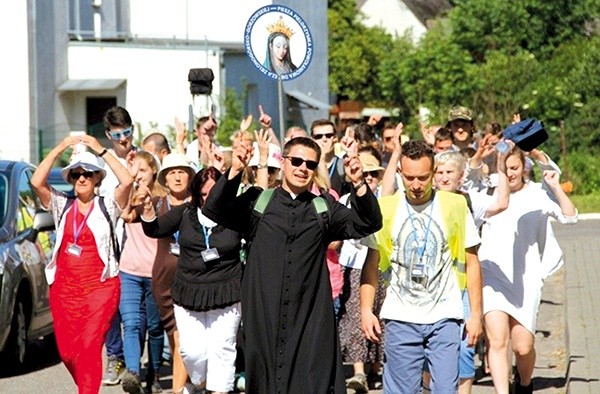 Do sanktuarium Matki Bożej Cierpliwie Słuchającej pielgrzymują ludzie w różnym wieku i różnych profesji.