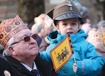 Pan Augustyn, prezes Stowarzyszenia Pomocy Bliźniemu im. Brata Krystyna, ze swoim wnukiem podczas tegorocznego Orszaku Trzech Króli w Gorzowie Wlkp.