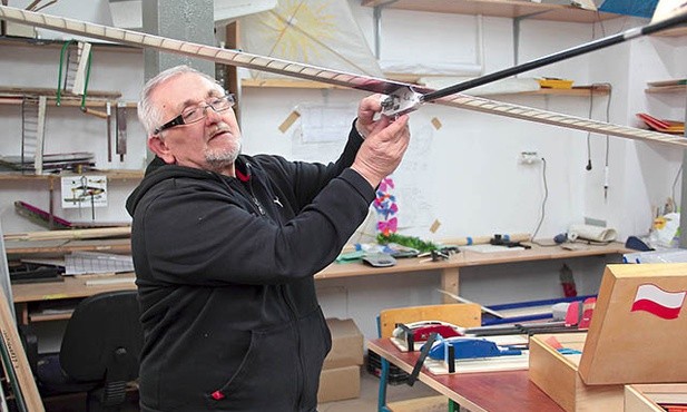 – Proszę się przekonać, jest lekki jak piórko – prezentuje model Ryszard Lewandowski.