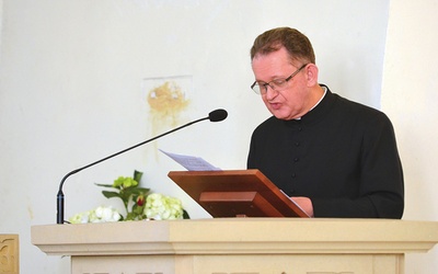 Ks. Aleksander Radecki w czasie głoszenia konferencji.