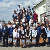 Pamiątkowe zdjęcie uczestników wraz z opiekunami i organizatorami.