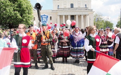 Korowód z elementami barw narodowych połączył generacje.