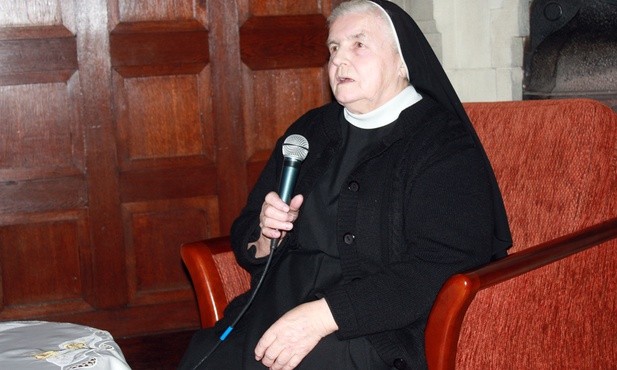 Siostra Aniela, co poszła na całość i pracowała ze świętymi