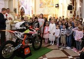 Podczas Mszy św. został poświęcony motocykl radomianina Wojciecha Kucharczyka, mistrza w motocrossie. Obok ks. Marian Midura