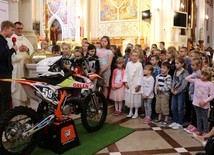 Podczas Mszy św. został poświęcony motocykl radomianina Wojciecha Kucharczyka, mistrza w motocrossie. Obok ks. Marian Midura