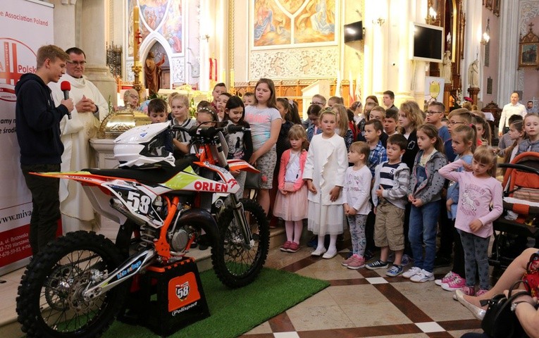 Podczas Mszy św. został poświęcony motocykl radomianina Wojciecha Kucharczyka, mistrza w motocrossie. Obok ks. Marian Midura