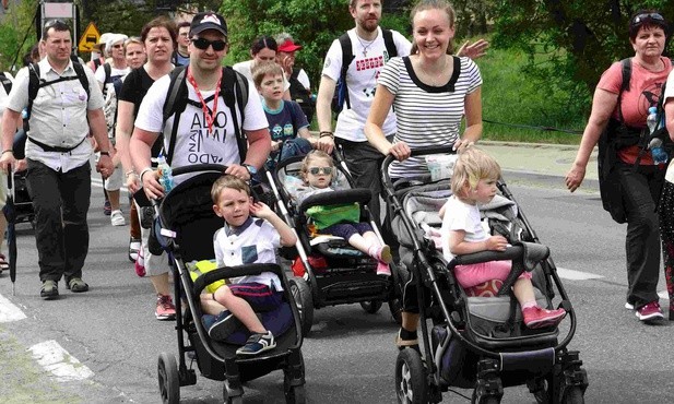 Najmłodsi pielgrzymi lat 2015 i 2016 - Mikołaj i Matylda z rodzicami Marceliną i Łukaszem Masłowskimi z Lipnika